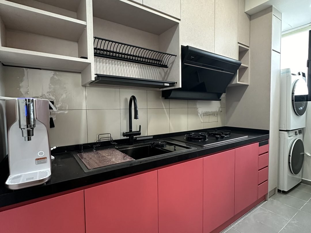 Kitchen with coral cabinets and black quartz top