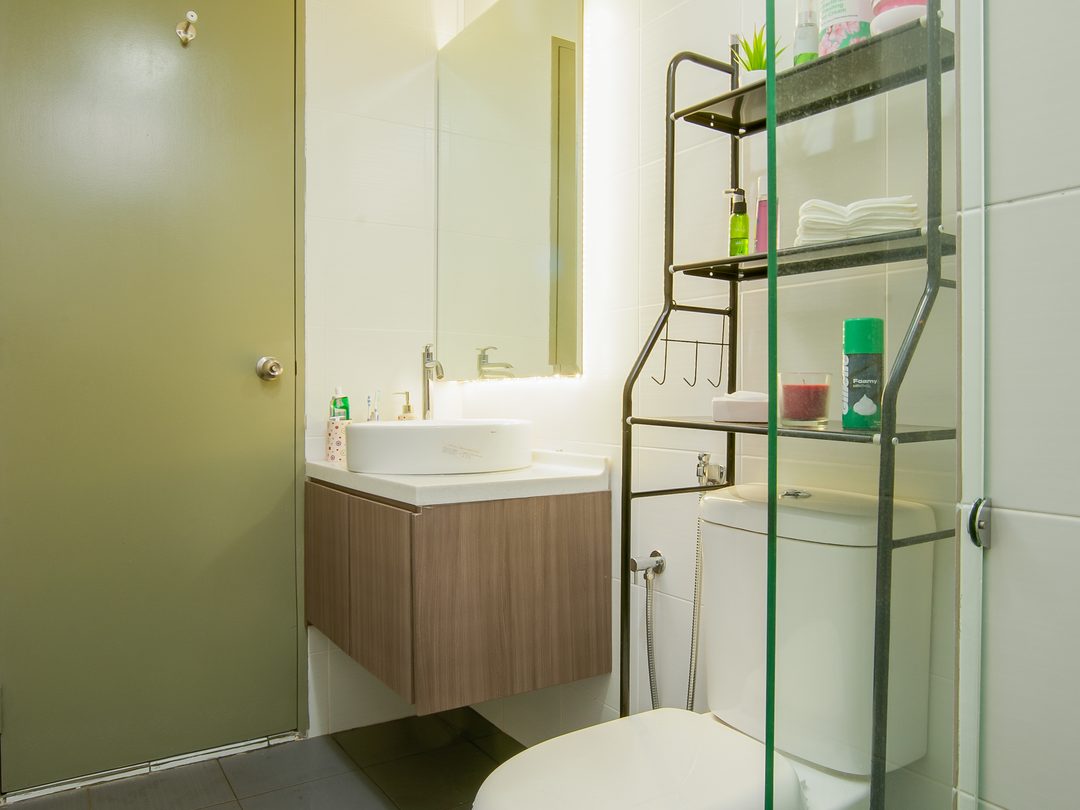 Bathroom with space-saving over-toilet shelving