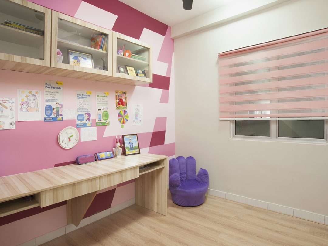 Kids study wall in pink and white