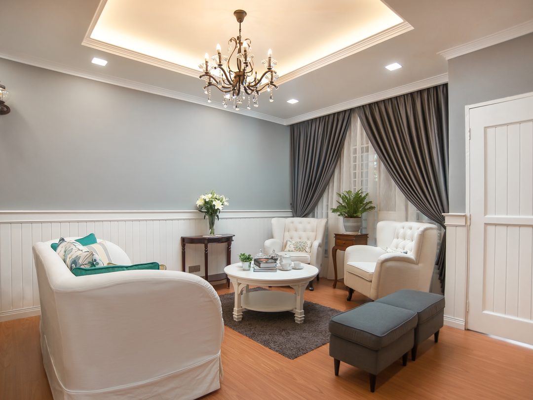 English classic living room interior with wainscoting, Sierra Ukay